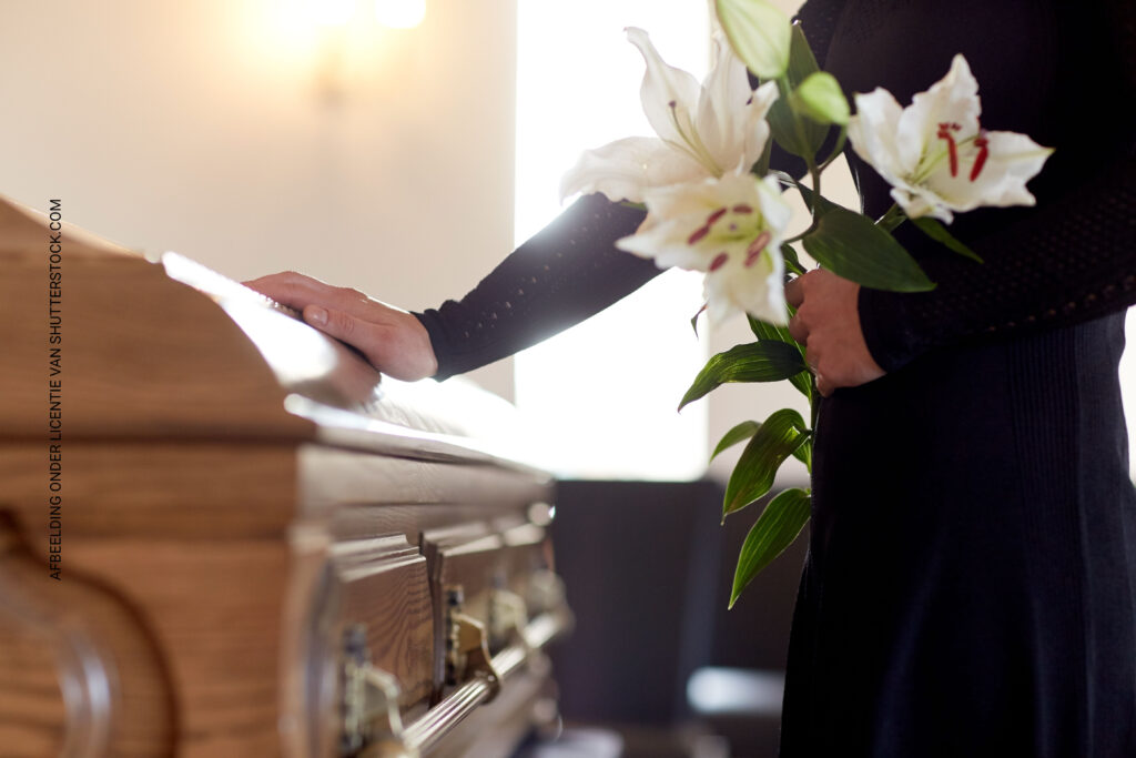 Uitvaartzorg De Groot - Etiquette rondom een uitvaart: wat ‘mag’ wel en niet? etiquette